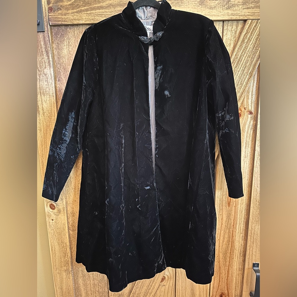 Patra Vintage Black Velvet Women's Cape with Sleeves.  Large.  22” Pit to Pit 36